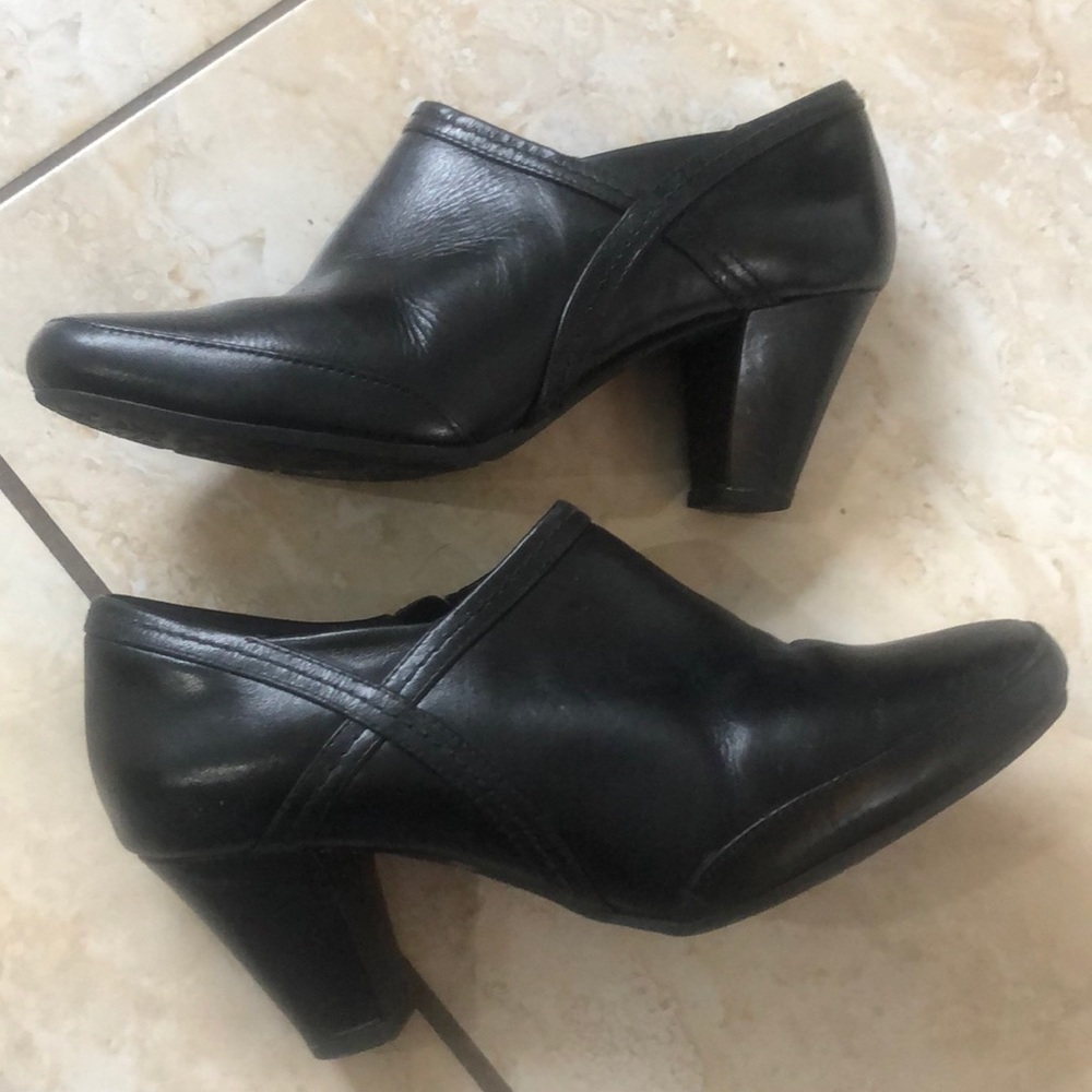 Clark’s side zipper low boots 7.5